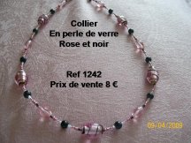 collier en perle de verre noir et rose