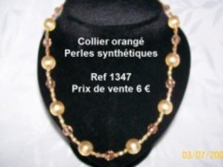 collier orangé et perles synthétiques